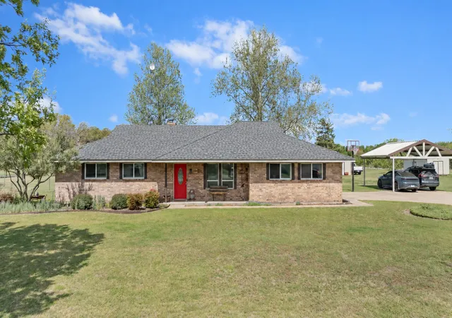Photo 3 of Single family home for sale at 106 Vineyard St, Weatherford, TX 76087 | MLS# 21387486 | Listing updated on 2026-10-08