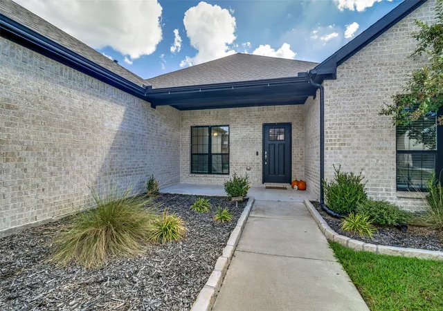Photo 2 of Single family home for sale at 320 Community Dr, Lavon, TX 75166 | MLS# 21388034 | Listing updated on 2026-09-17
