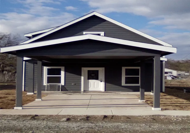 Photo 1 of Single family home for sale at 114 E Oak St, Whitewright, TX 75491 | MLS# 21388310 | Listing updated on 2026-09-23