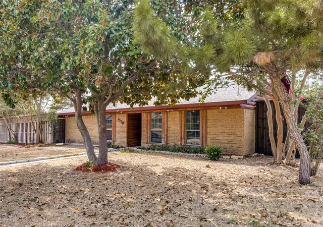 Photo 1 of Single family home for sale at 1519 Creekwood Ln, Mesquite, TX 75149 | MLS# 21389055 | Listing updated on 2026-10-06