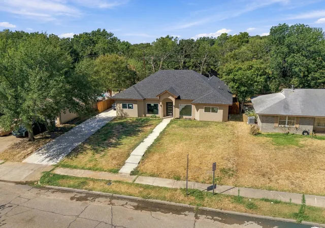Photo 3 of Single family home for sale at 507 Staffordshire Dr, Irving, TX 75061 | MLS# 21387978 | Listing updated on 2026-10-06