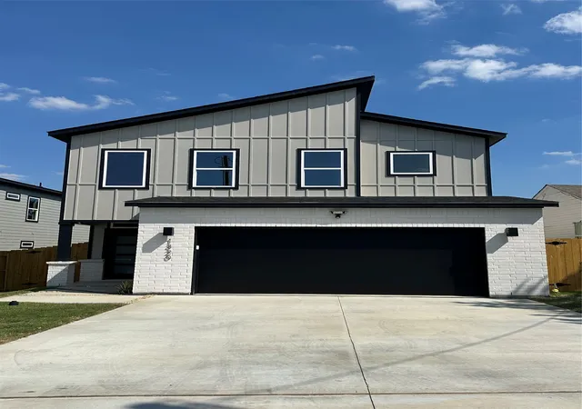 Single family home for sale at 1320 Diceman Ave, Dallas, TX 75203 | MLS# 21386317