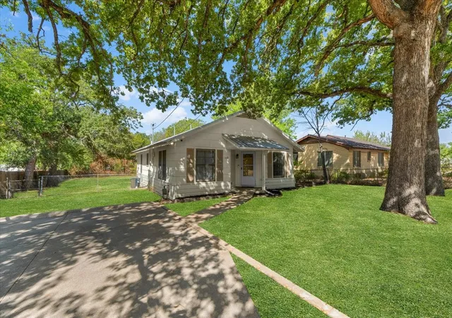 Photo 1 of Single family home for sale at 1309 N Elm St, Weatherford, TX 76086 | MLS# 21388301 | Listing updated on 2026-10-05