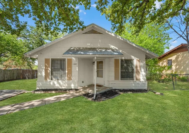 Photo 2 of Single family home for sale at 1309 N Elm St, Weatherford, TX 76086 | MLS# 21388301 | Listing updated on 2026-10-05