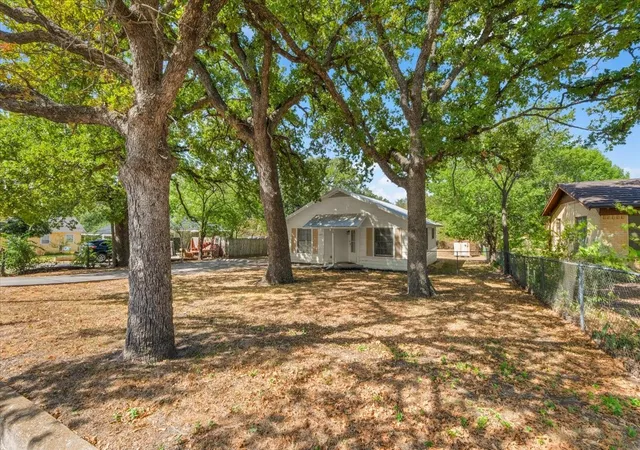 Photo 3 of Single family home for sale at 1309 N Elm St, Weatherford, TX 76086 | MLS# 21388301 | Listing updated on 2026-10-05