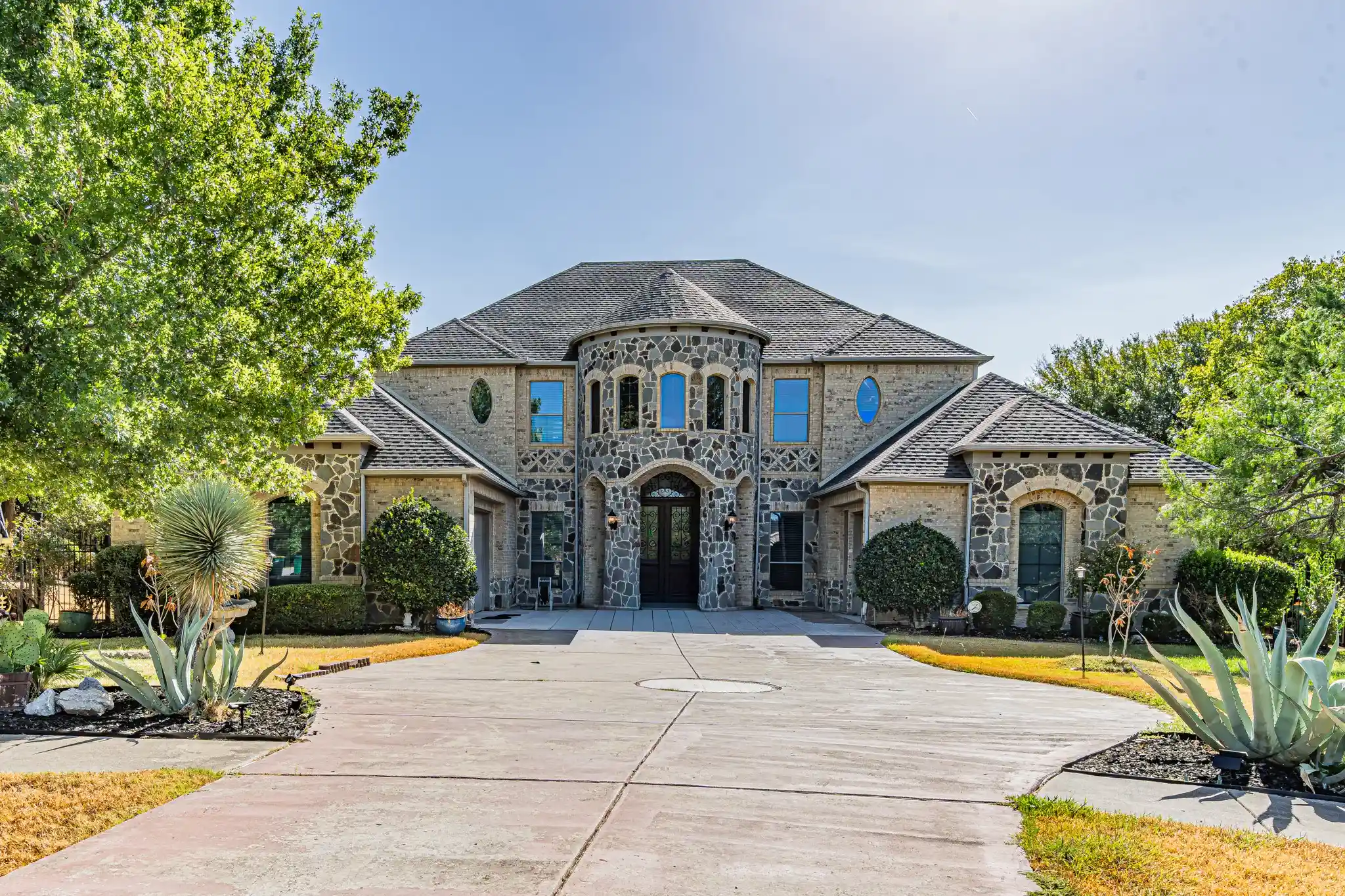 Photo 1 of Single family home for sale at 1552 Cypress Bnd Dr, Cedar Hill, TX 75104 | MLS# 21388944 | Listing updated on 2026-10-14