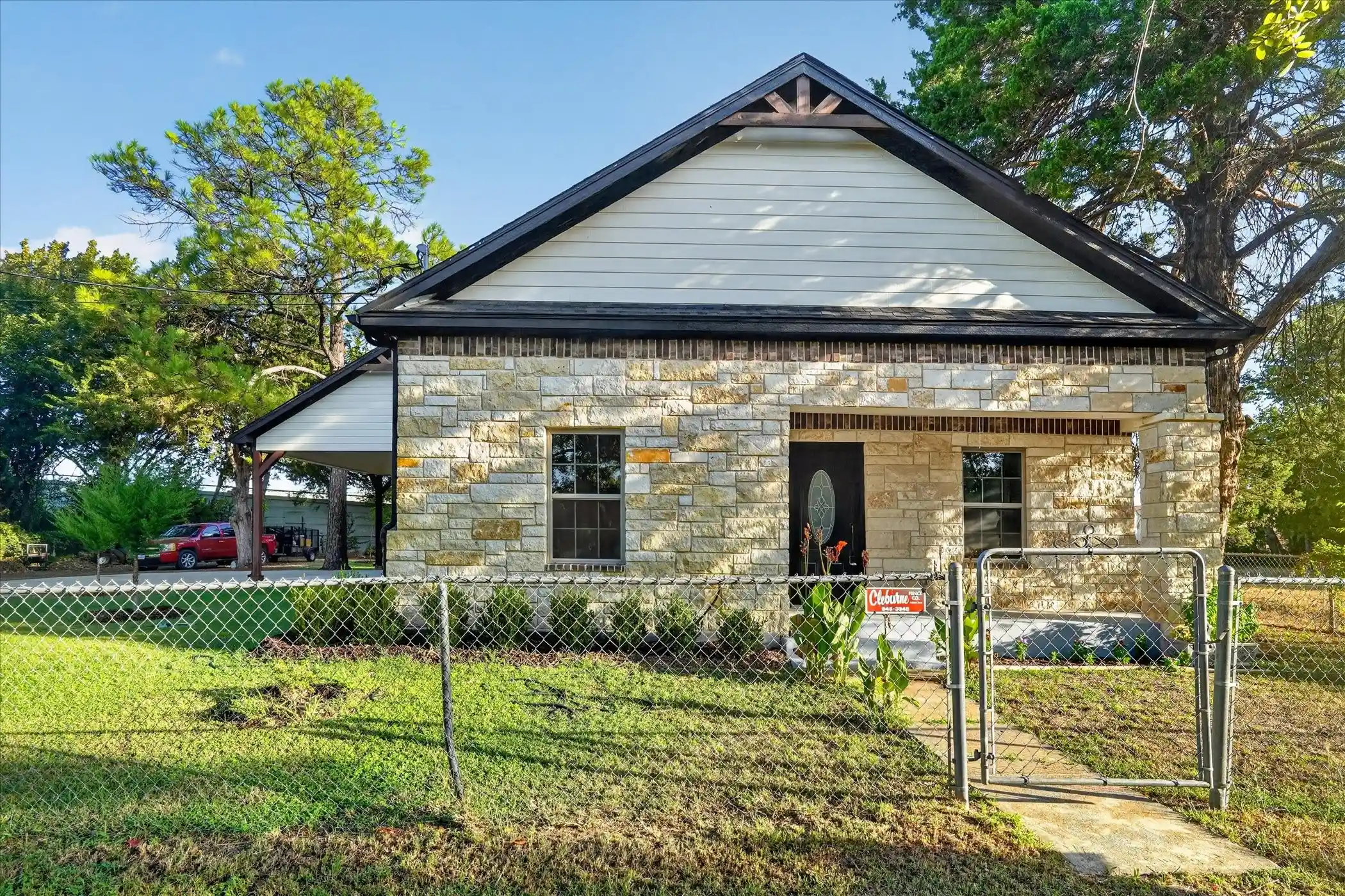 Photo 1 of Single family home for sale at 617 E Chambers St, Cleburne, TX 76031 | MLS# 21385557 | Listing updated on 2026-10-24