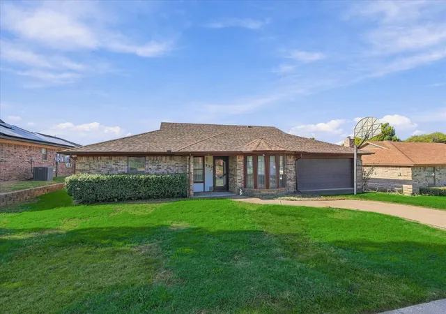 Photo 1 of Single family home for sale at 932 Clear View, Bedford, TX 76021 | MLS# 21389158 | Listing updated on 2026-10-09