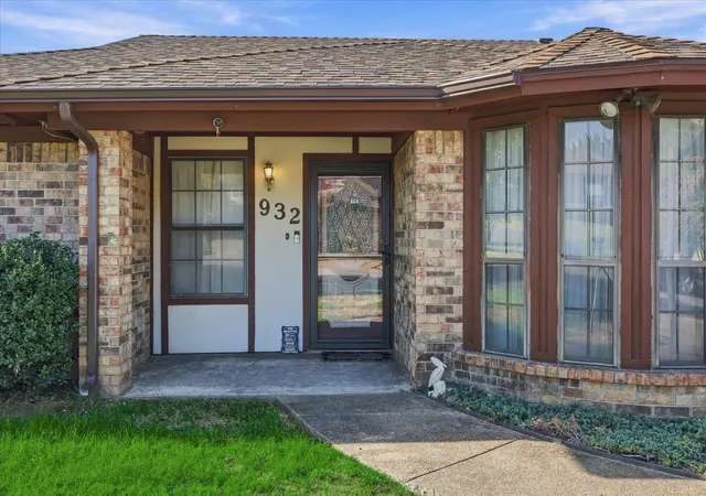 Photo 3 of Single family home for sale at 932 Clear View, Bedford, TX 76021 | MLS# 21389158 | Listing updated on 2026-10-09