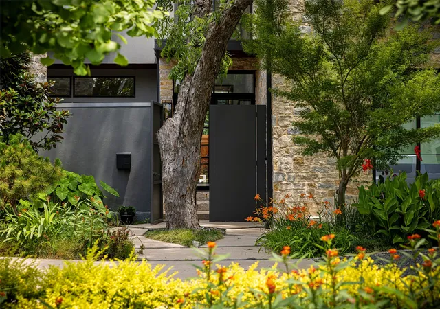 Photo 2 of Mansion for sale at 4323 Middleton Rd, Dallas, TX 75229 | MLS# 21389185 | Listing updated on 2026-10-04