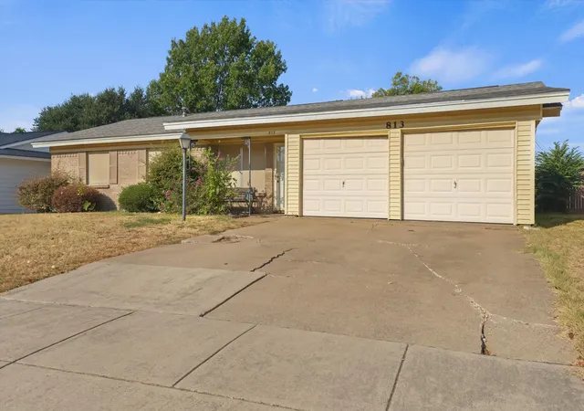 Photo 2 of Sale Pending at 813 Jerry Ln, Bedford, TX 76022 | MLS# 21387542 | Listing updated on 2026-10-01