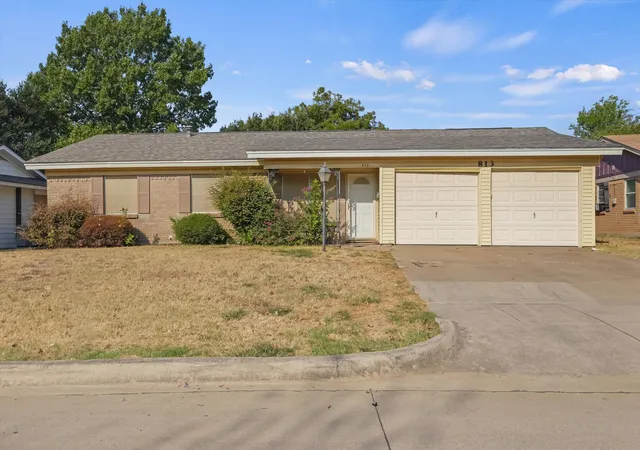 Photo 3 of Sale Pending at 813 Jerry Ln, Bedford, TX 76022 | MLS# 21387542 | Listing updated on 2026-10-01