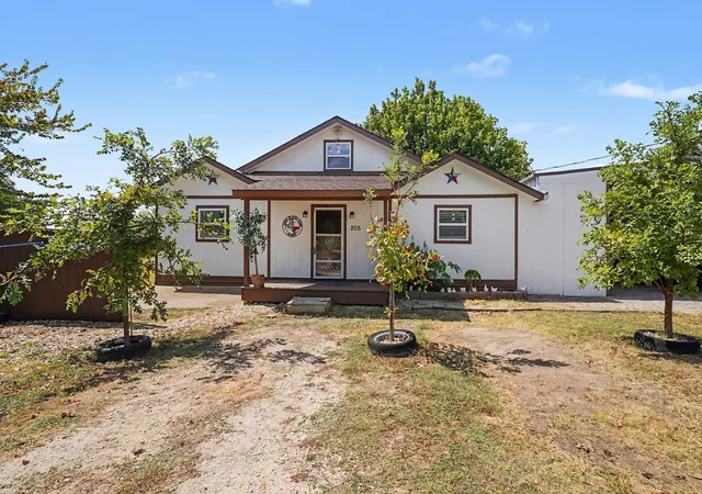 Photo 2 of Single family home for sale at 205 Davis Ranch Rd, Alvarado, TX 76009 | MLS# 21389201 | Listing updated on 2026-09-24