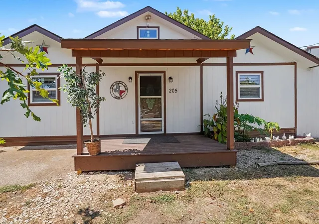 Photo 3 of Single family home for sale at 205 Davis Ranch Rd, Alvarado, TX 76009 | MLS# 21389201 | Listing updated on 2026-09-24