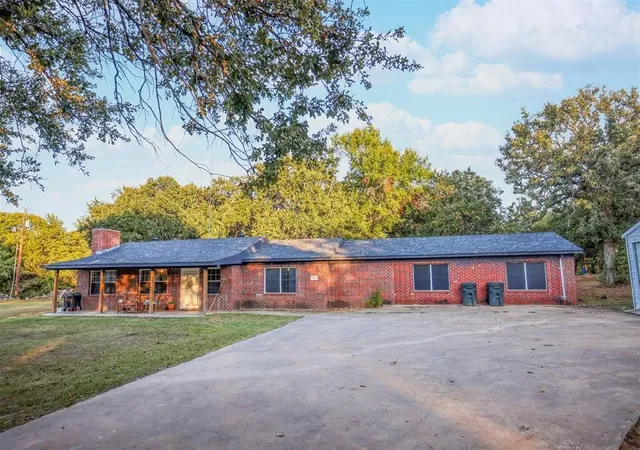 Photo 2 of Sale Pending at 670 County Rd 3701, Quinlan, TX 75474 | MLS# 21389218 | Listing updated on 2026-10-08