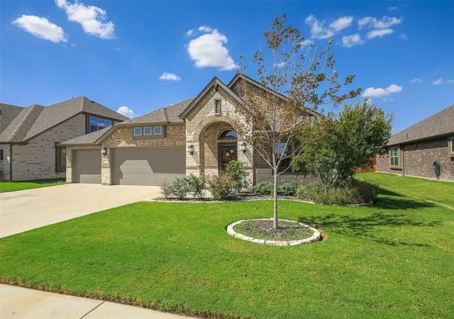 Photo 2 of Single family home for sale at 1916 Nightfall Dr, Venus, TX 76009 | MLS# 21386603 | Listing updated on 2026-10-09