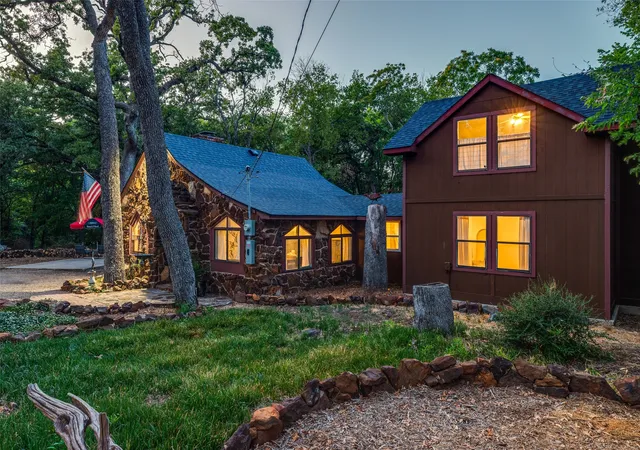 Photo 3 of Sale Pending at 201 E 9th Street, Denton, TX 76208 | MLS# 21385739 | Listing updated on 2026-10-05