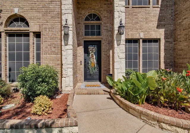 Photo 3 of Single family home for sale at 6928 Bent Spur Dr, Fort Worth, TX 76179 | MLS# 21389308 | Listing updated on 2026-10-09