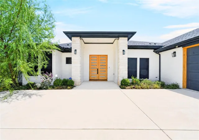 Photo 2 of Single family home for sale at 4013 Legend Trl, Granbury, TX 76049 | MLS# 21389361 | Listing updated on 2026-10-04
