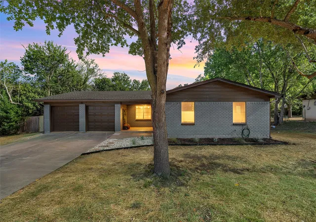 Photo 1 of Single family home for sale at 121 E Dawn Dr, Robinson, TX 76706 | MLS# 21389257 | Listing updated on 2026-09-26