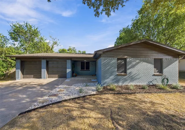 Photo 2 of Single family home for sale at 121 E Dawn Dr, Robinson, TX 76706 | MLS# 21389257 | Listing updated on 2026-09-26