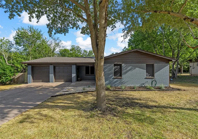 Photo 3 of Single family home for sale at 121 E Dawn Dr, Robinson, TX 76706 | MLS# 21389257 | Listing updated on 2026-09-26