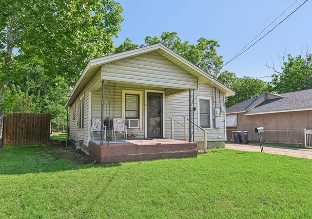 Photo 2 of Single family home for sale at 2509 Bird St, Fort Worth, TX 76111 | MLS# 21389380 | Listing updated on 2026-09-18