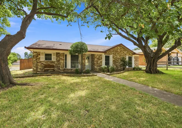 Photo 1 of Single family home for sale at 216 Old Hickory Dr, Irving, TX 75060 | MLS# 21381392 | Listing updated on 2026-10-29