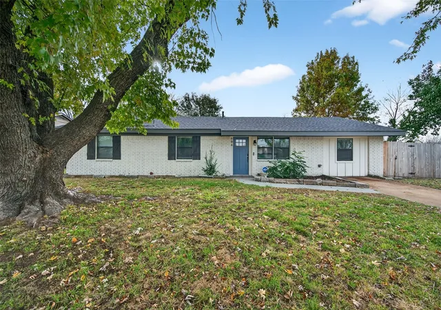Photo 3 of Single family home for sale at 604 E Summit St, Sherman, TX 75090 | MLS# 21389353 | Listing updated on 2026-09-18