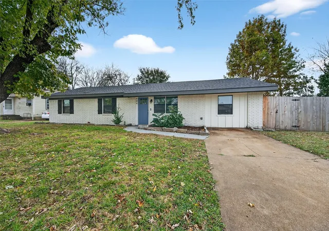 Photo 3 of Single family home for sale at 604 E Summit St, Sherman, TX 75090 | MLS# 21389353 | Listing updated on 2026-09-18