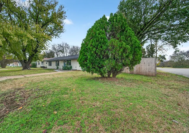 Photo 4 of Single family home for sale at 604 E Summit St, Sherman, TX 75090 | MLS# 21389353 | Listing updated on 2026-09-18