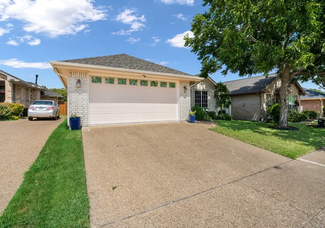 Photo 1 of Single family home for sale at 210 Bluebonnet Ln, Waxahachie, TX 75165 | MLS# 21389232 | Listing updated on 2026-10-07