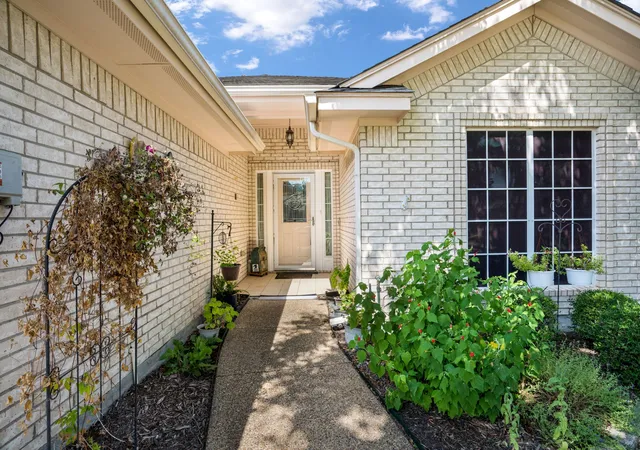 Photo 2 of Single family home for sale at 210 Bluebonnet Ln, Waxahachie, TX 75165 | MLS# 21389232 | Listing updated on 2026-10-07
