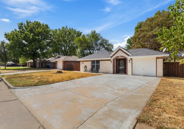 Photo 2 of Sale Pending at 523 Glen Cvs St, Seagoville, TX 75159 | MLS# 21389467 | Listing updated on 2026-09-27