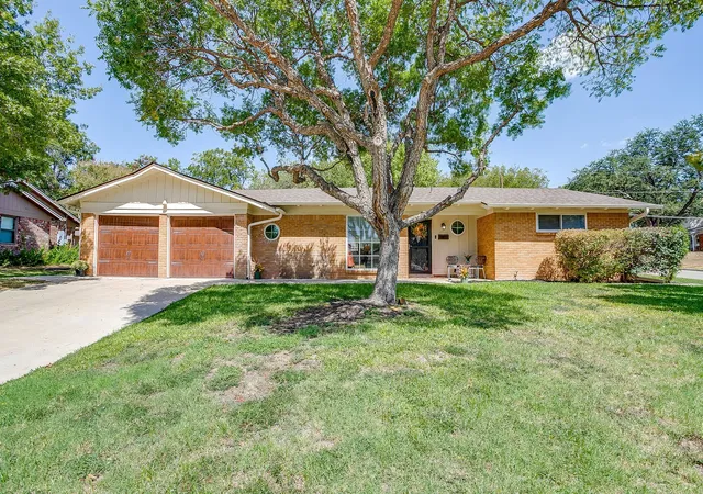 Photo 1 of Single family home for sale at 4413 Angus Dr, Fort Worth, TX 76116 | MLS# 21389422 | Listing updated on 2026-10-05