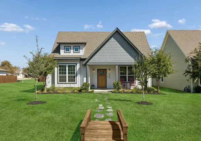 Photo 1 of Single family home for sale at 208 W 6th Street, Justin, TX 76247 | MLS# 21388105 | Listing updated on 2026-10-05