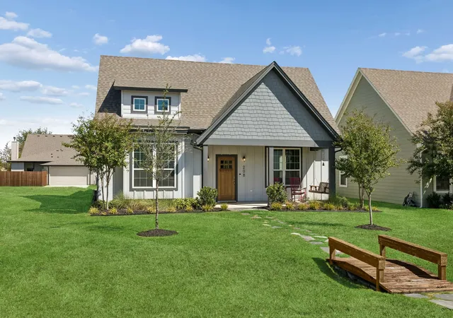 Photo 2 of Single family home for sale at 208 W 6th Street, Justin, TX 76247 | MLS# 21388105 | Listing updated on 2026-10-05