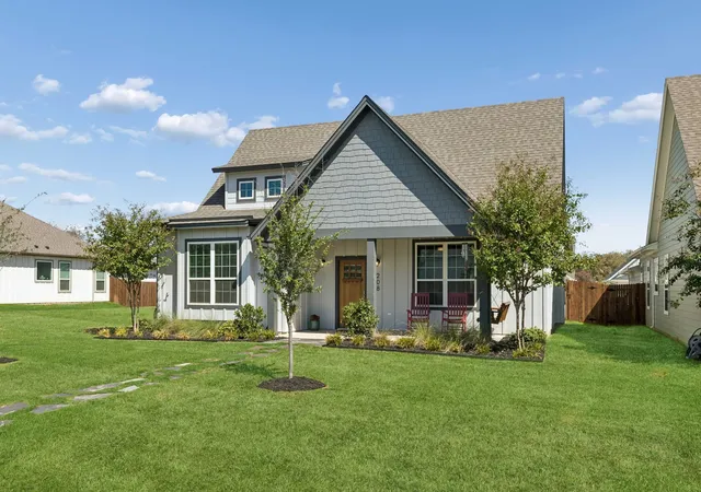 Photo 3 of Single family home for sale at 208 W 6th Street, Justin, TX 76247 | MLS# 21388105 | Listing updated on 2026-10-05