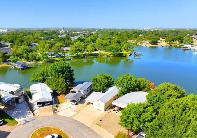 Photo 1 of Manufactured home for sale at 819 Brazos Harbor Cir, Granbury, TX 76048 | MLS# 21384677 | Listing updated on 2026-10-08