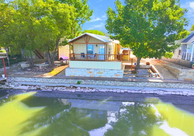 Photo 2 of Manufactured home for sale at 819 Brazos Harbor Cir, Granbury, TX 76048 | MLS# 21384677 | Listing updated on 2026-10-08