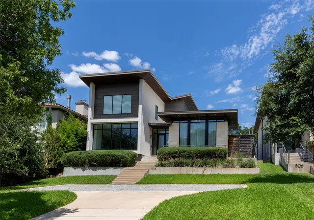 Photo 1 of Single family home for sale at 1510 Eastus Dr, Dallas, TX 75208 | MLS# 21388041 | Listing updated on 2026-10-01