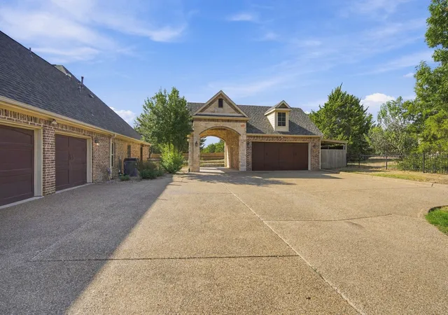 Photo 3 of Single family home for sale at 4050 Wisteria Trl, Midlothian, TX 76065 | MLS# 21376104 | Listing updated on 2026-10-08
