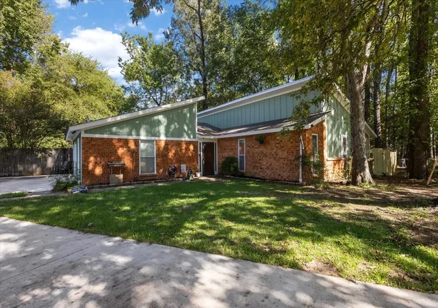 Photo 2 of Single family home for sale at 300 Synterra, Lindale, TX 75771 | MLS# 21389602 | Listing updated on 2026-10-06
