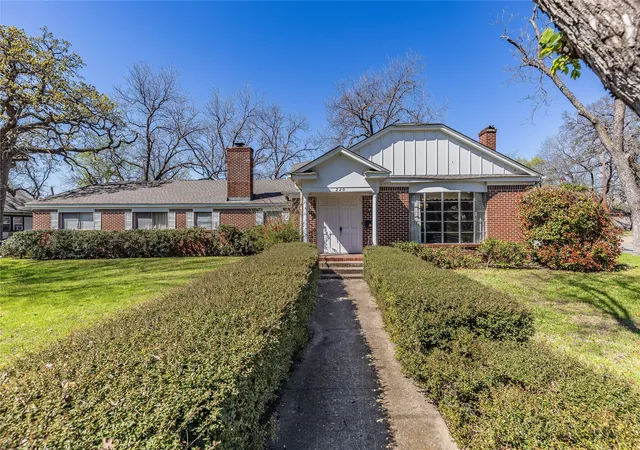 Photo 1 of Sale Pending at 220 N Holly, Sherman, TX 75092 | MLS# 21388590 | Listing updated on 2026-10-09