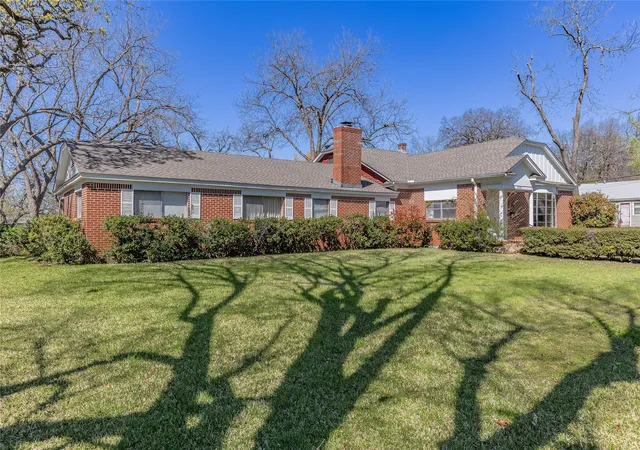 Photo 2 of Sale Pending at 220 N Holly, Sherman, TX 75092 | MLS# 21388590 | Listing updated on 2026-10-09