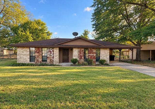 Photo 1 of Single family home for sale at 225 Elizabeth Ln, Blossom, TX 75416 | MLS# 21389080 | Listing updated on 2026-09-18