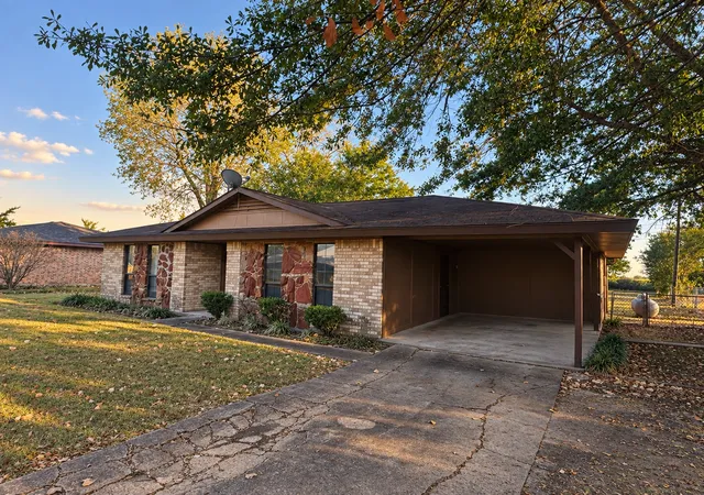 Photo 2 of Single family home for sale at 225 Elizabeth Ln, Blossom, TX 75416 | MLS# 21389080 | Listing updated on 2026-09-18