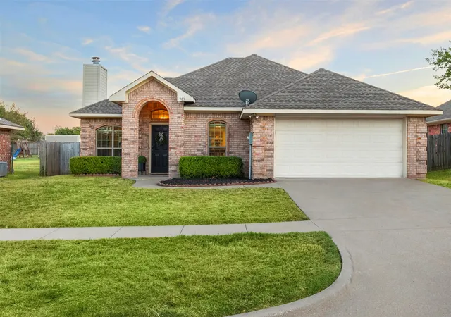 Photo 1 of Sale Pending at 903 E Burnett St, Ennis, TX 75119 | MLS# 21388148 | Listing updated on 2026-09-24