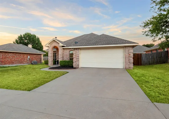 Photo 3 of Sale Pending at 903 E Burnett St, Ennis, TX 75119 | MLS# 21388148 | Listing updated on 2026-09-24