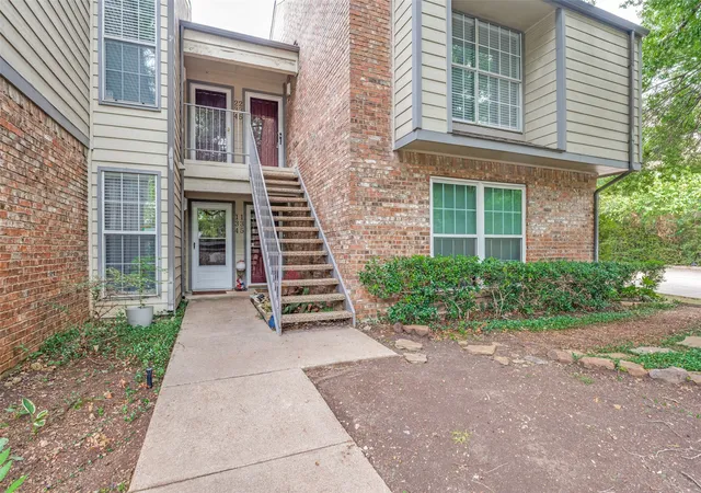Listing Photo 2 - Condo for sale in building located at 2535 Wedglea Dr, Dallas, TX 75211 - Unit #235